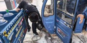 雪天路滑遇难题 通河公安解民忧