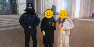 【冬季护游】  冰城寒风骤起 警民温情更盛