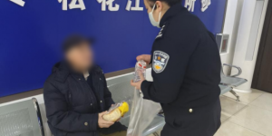 南岗分局民警巡逻中接连救助两名老人 暖心举措获点赞