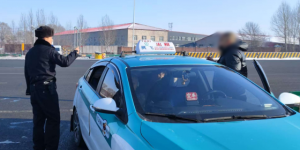 南岗分局民警巡逻中暖心助力 为外地游客、迷路男孩排忧解难