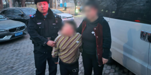 男孩街头走失哭泣 保健派出所民警巡逻中暖心相助寻家人