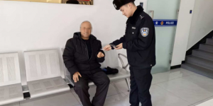 巡逻途中的暖心发现：雪堆里捡回“看病卡”