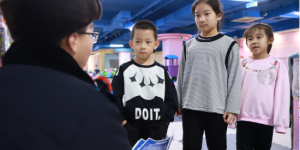 商场里的“安全游乐园”：民警亲子宣讲  共筑佳节平安线