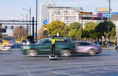 机器人交警“上岗”  平安产险浙江分公司来护航